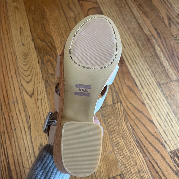 Tom’s Ava white leather sandals size 7 - Picture 3 of 3